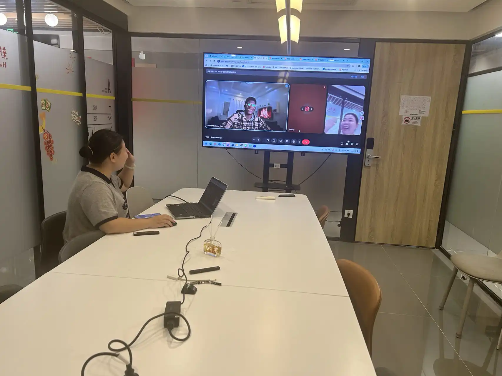 RuntoDropship sourcing coordinator discussing product details with a client online