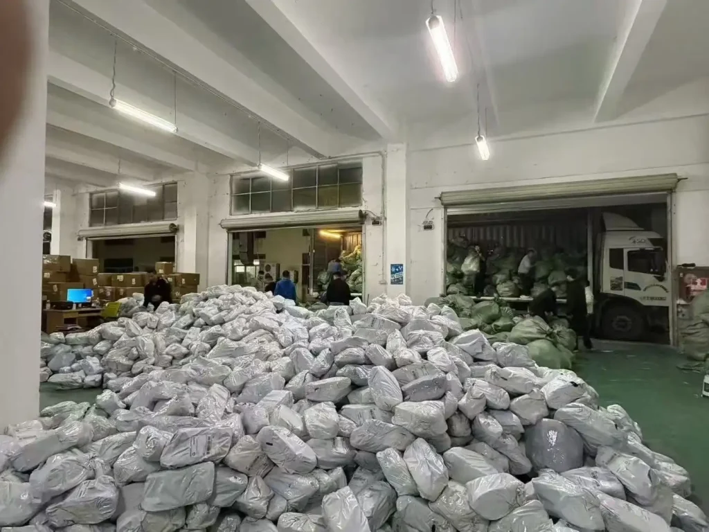 RuntoDropship warehouse preparing ecommerce parcels before cross-border shipping handoff